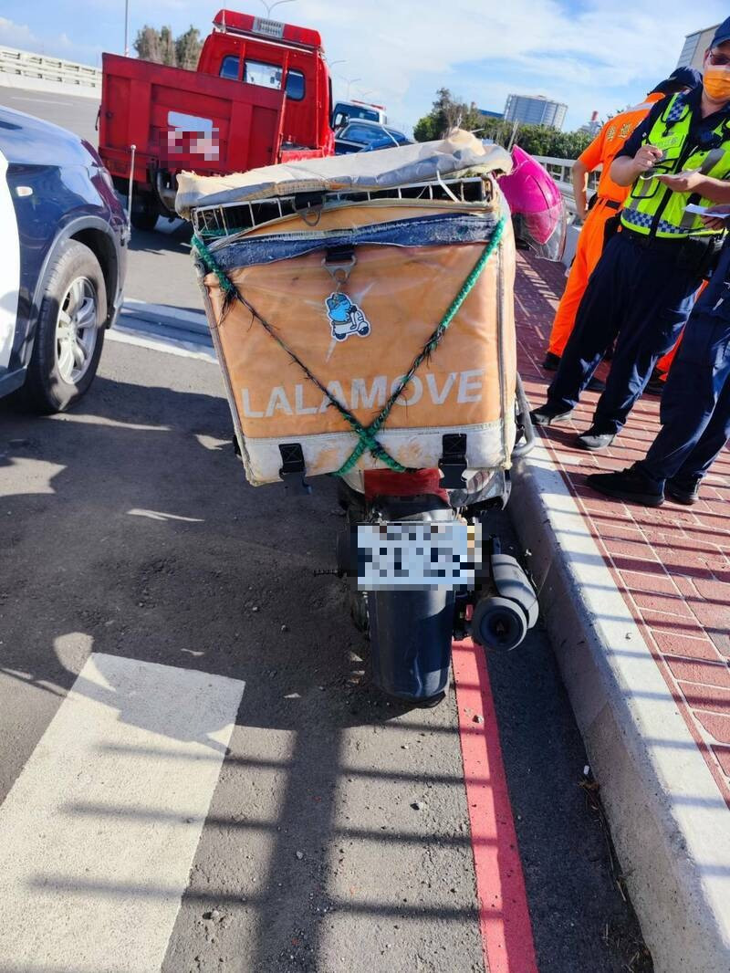 外送員的機車停在中南一路旁,人卻不見蹤影。(民眾提供)